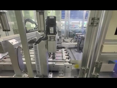 El robot de alto voltaje de la batería de litio del almacenamiento de energía está soldando con autógena